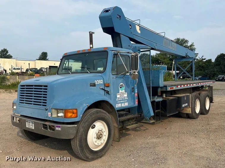 1997 International F-4900 Crane Truck