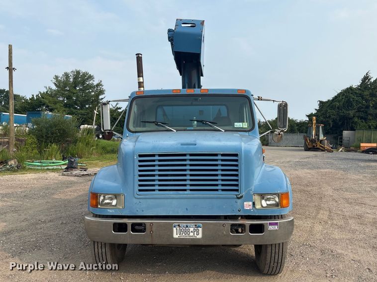 1997 International F-4900 Crane Truck - photo 2