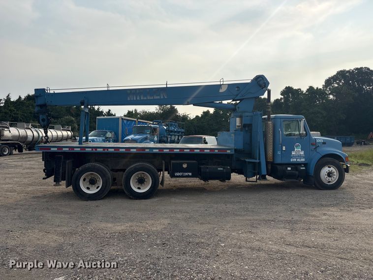 1997 International F-4900 Crane Truck - photo 4