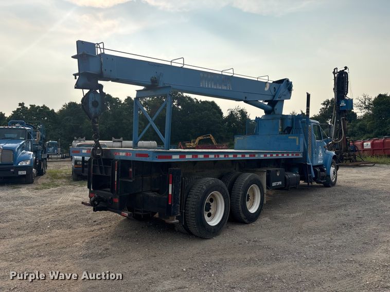 1997 International F-4900 Crane Truck - photo 5