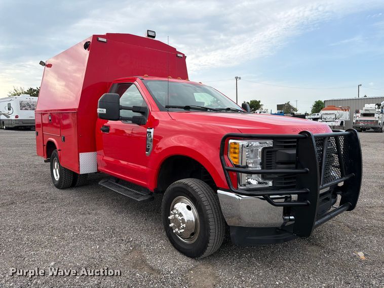 2017 Ford F350 Super Duty Utility Bed Pickup Truck - photo 3