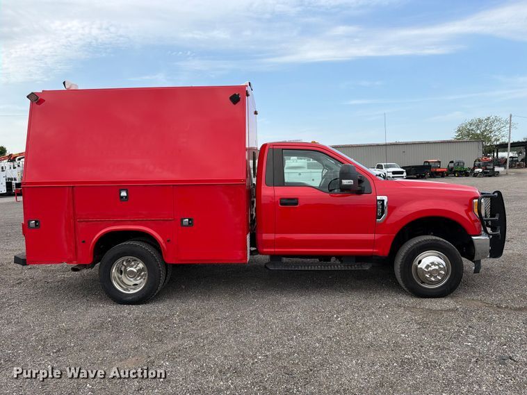 2017 Ford F350 Super Duty Utility Bed Pickup Truck - photo 4