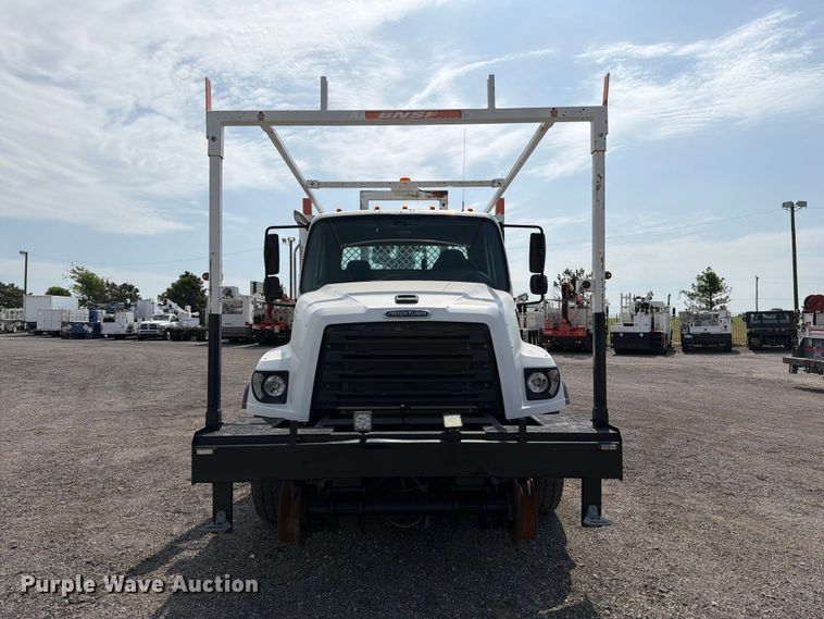 2014 Freightliner 114SD Crane Truck - photo 2