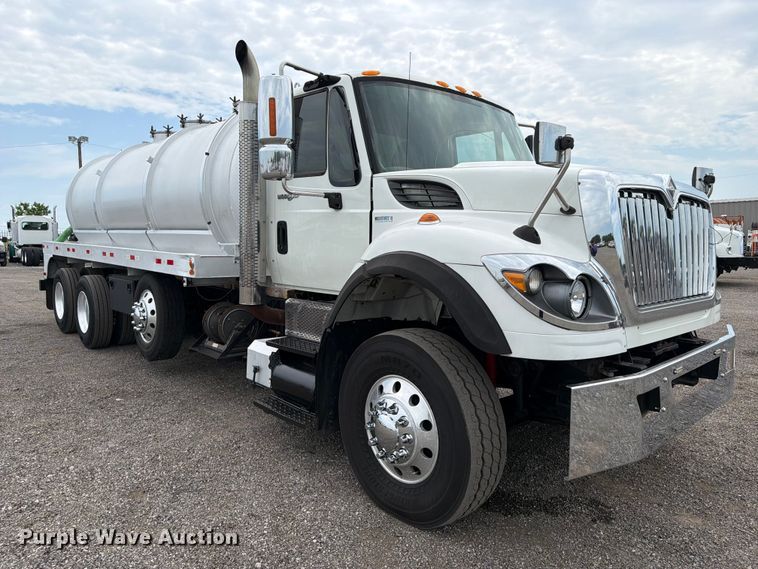 2011 International WorkStar 7600 Vacuum Truck - photo 3