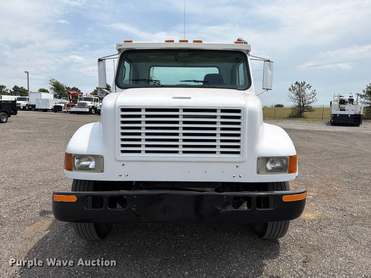 2001 International 4900 Utility / Service Truck - photo 2