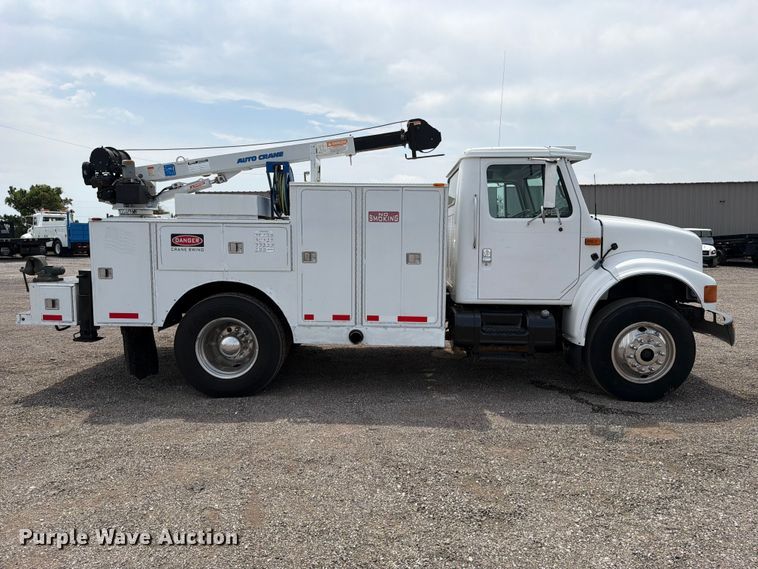 2001 International 4900 Utility / Service Truck - photo 4