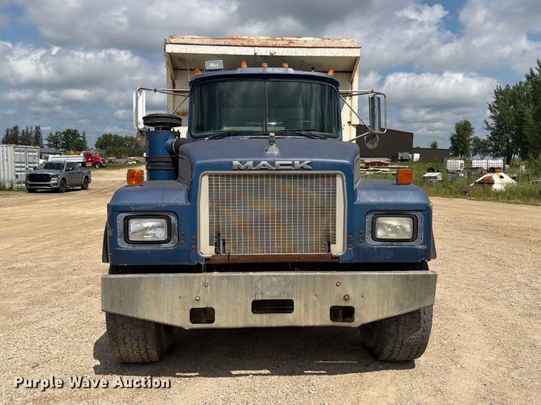 1995 Mack RD688S Dump Truck - photo 2