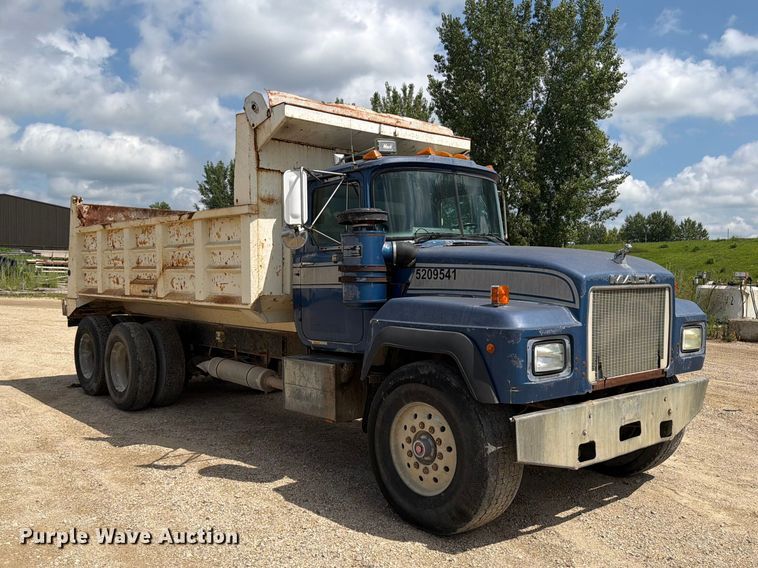 1995 Mack RD688S Dump Truck - photo 3