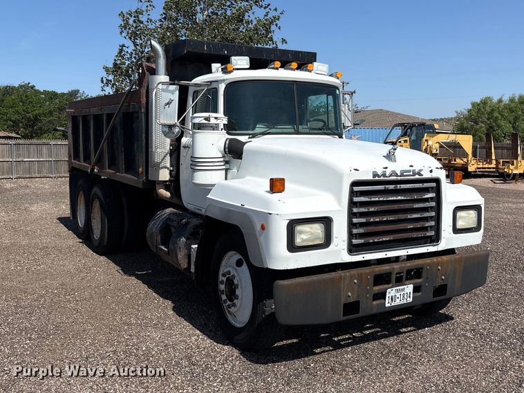 2001 Mack RD688S Dump Truck - photo 3
