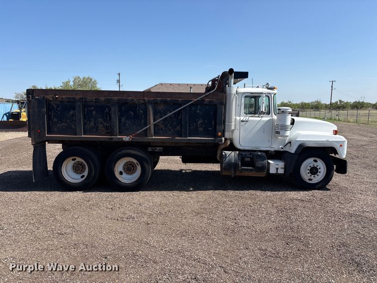 2001 Mack RD688S Dump Truck - photo 4