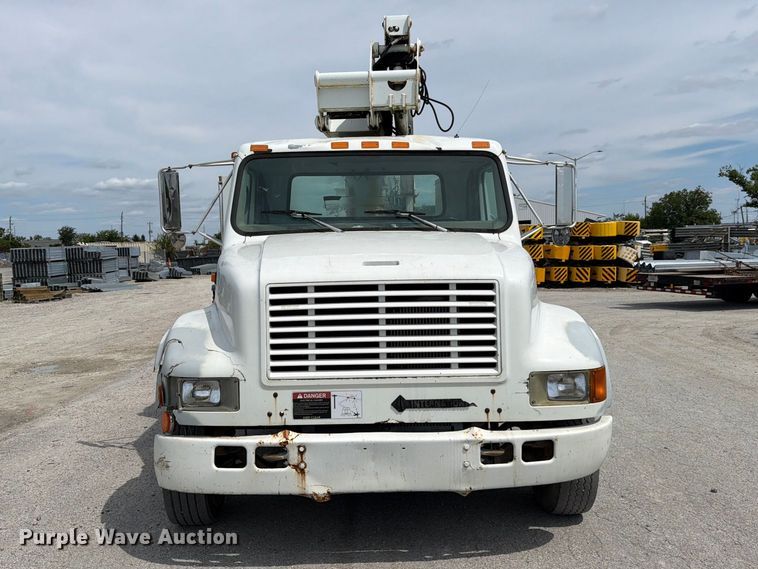 1998 International 4700 Bucket Truck - photo 2