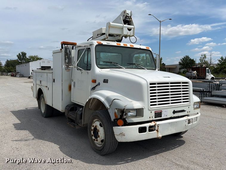 1998 International 4700 Bucket Truck - photo 3
