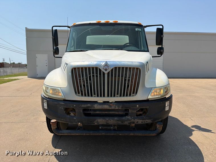 2005 International 4200 Water Truck - photo 2