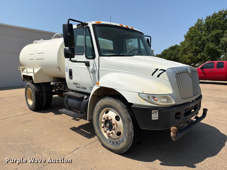 2005 International 4200 Water Truck - photo 3