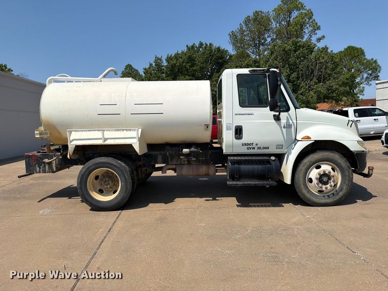 2005 International 4200 Water Truck - photo 4