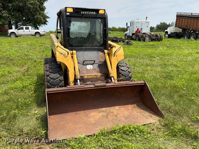 2005 John Deere 320 Skid Steer Loader - photo 2