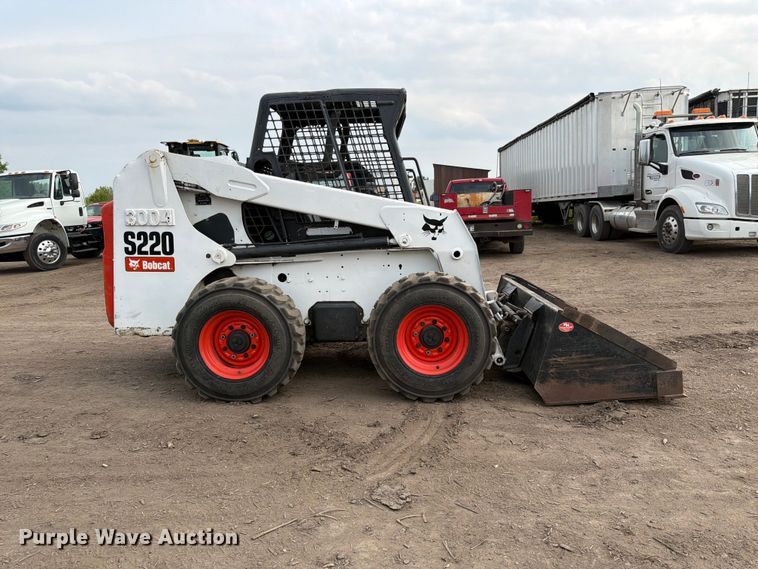2005 Bobcat S220 Skid Steer Loader - photo 4