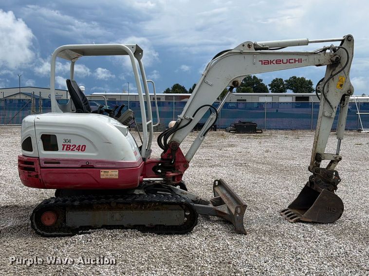 2015 Takeuchi TB240 Mini Excavator - photo 4