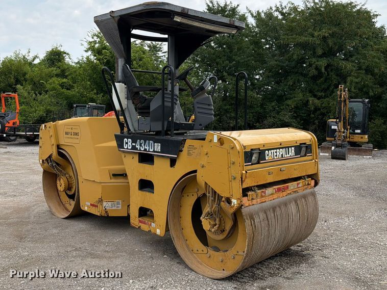 2004 Caterpillar CB-434D Double Drum Vibratory Roller - photo 3