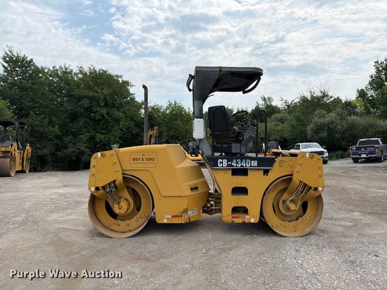 2004 Caterpillar CB-434D Double Drum Vibratory Roller - photo 4
