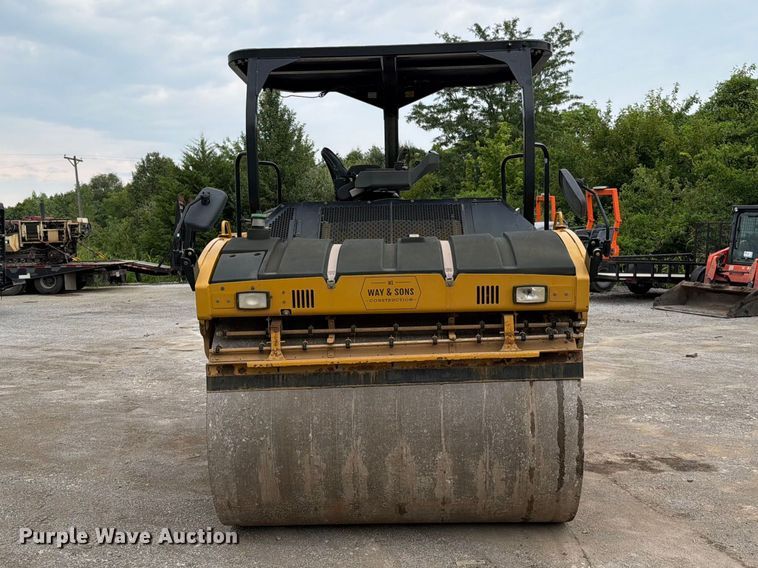 2016 Caterpillar CB64B Double Drum Vibratory Roller - photo 2