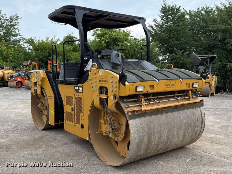 2016 Caterpillar CB64B Double Drum Vibratory Roller - photo 3
