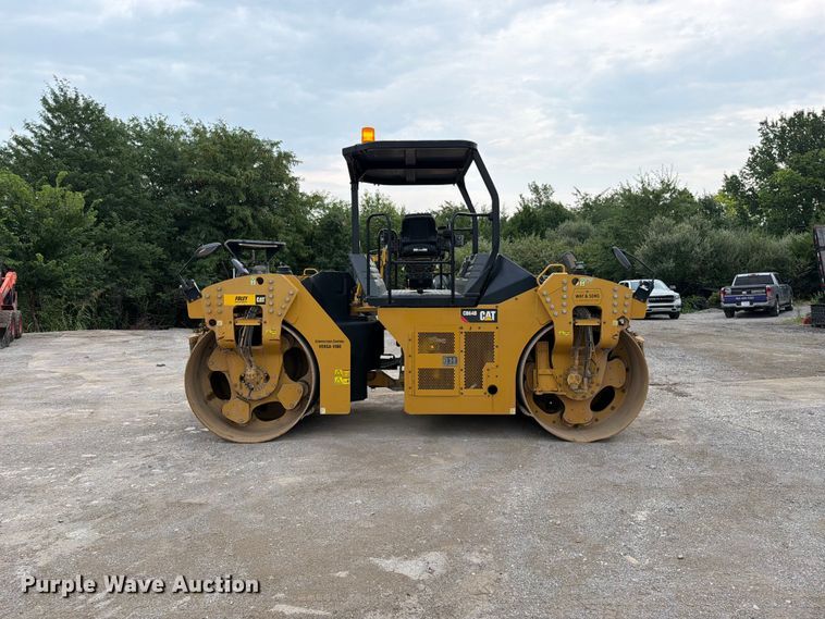 2016 Caterpillar CB64B Double Drum Vibratory Roller - photo 4