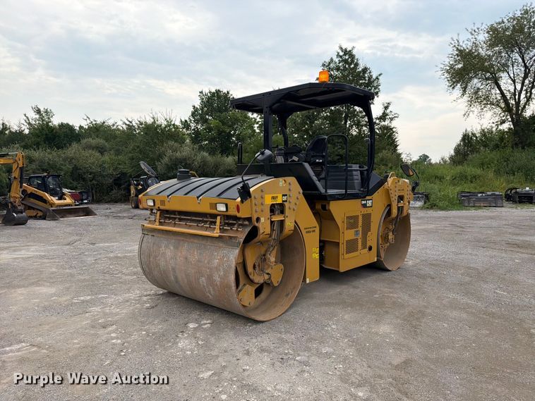 2016 Caterpillar CB64B Double Drum Vibratory Roller - photo 5