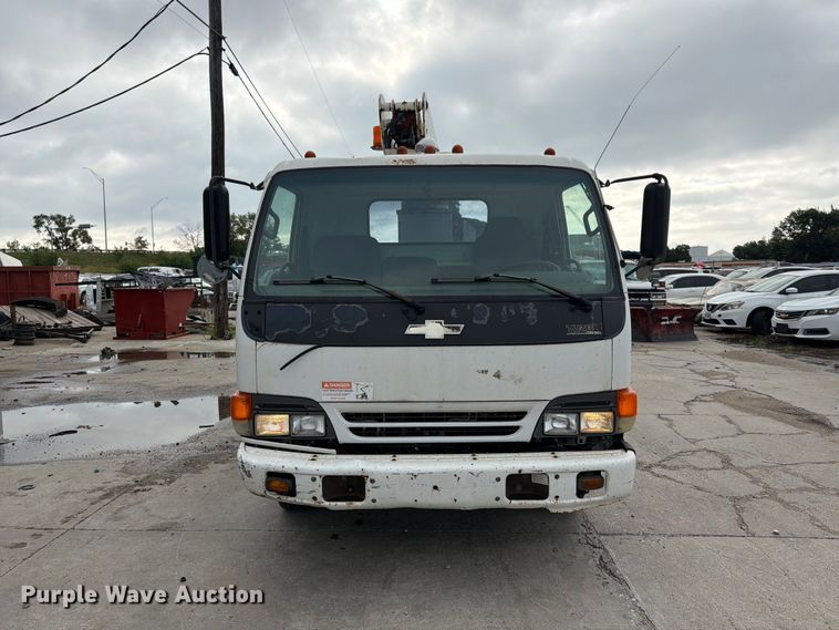 2002 Chevrolet W4500 Bucket Truck - photo 2