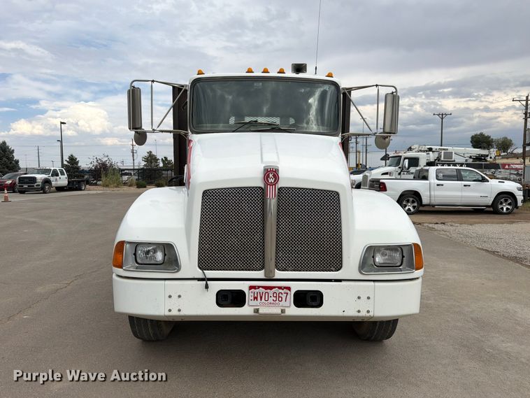 2006 Kenworth T300 Flatbed Truck - photo 2
