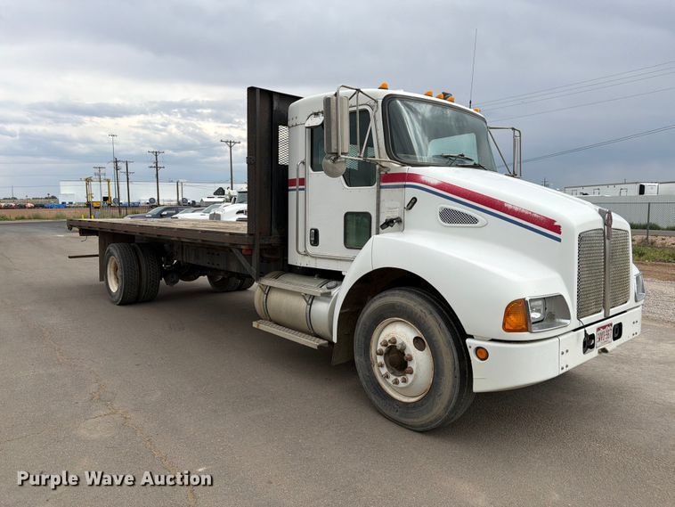 2006 Kenworth T300 Flatbed Truck - photo 3
