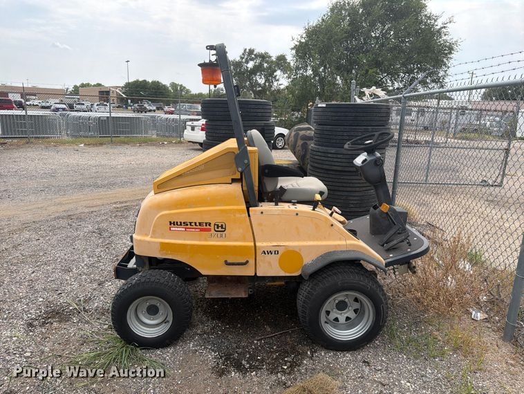 2015 Hustler 3700 Lawn Mower - photo 2