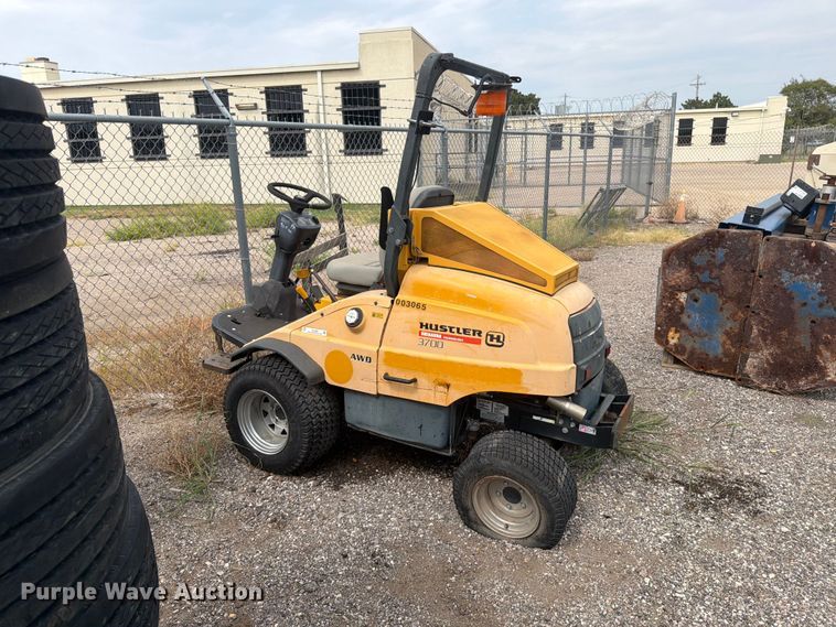 2015 Hustler 3700 Lawn Mower - photo 5