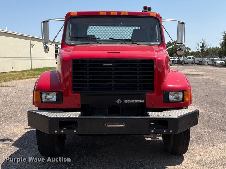 2002 International 4700 Flatbed Truck - photo 2