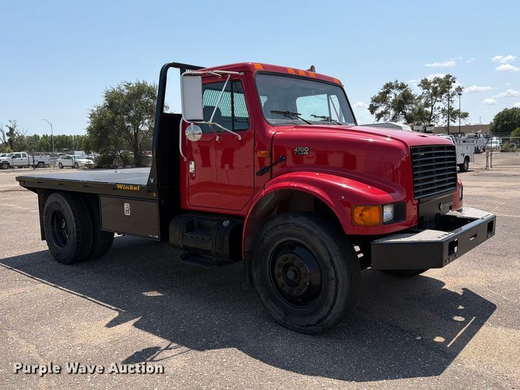 2002 International 4700 Flatbed Truck - photo 3