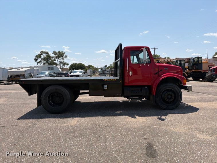 2002 International 4700 Flatbed Truck - photo 4