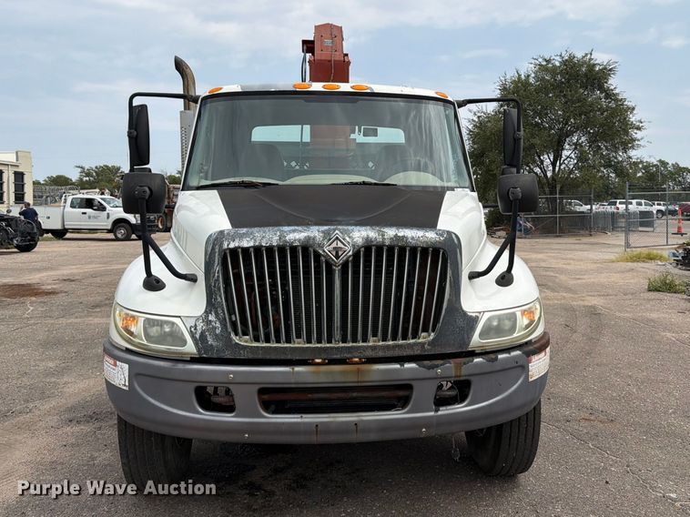 2006 International 4300 Crane Truck - photo 2