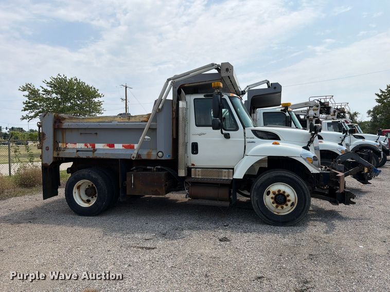 2008 International WorkStar 7400 Dump Truck - photo 2
