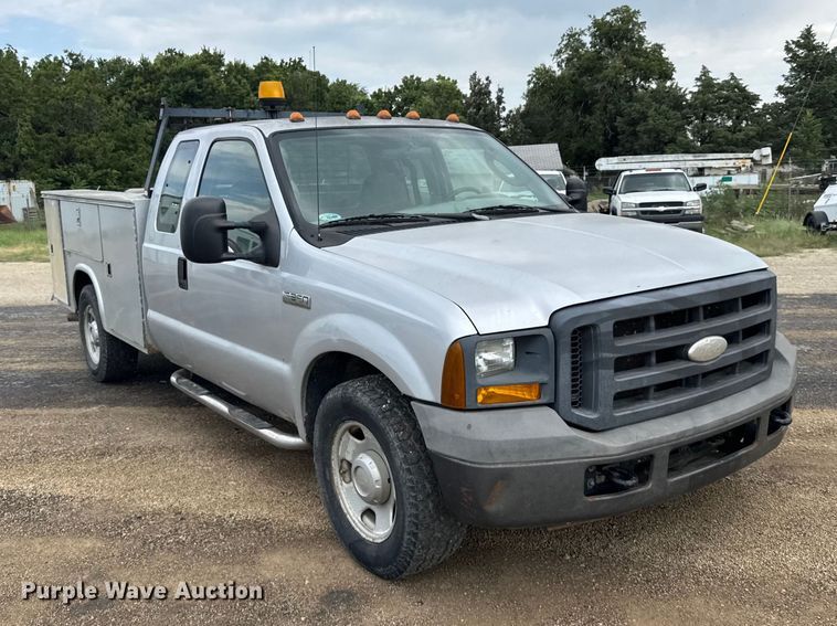 2005 Ford F350 Super Duty Ext. Cab Utility Bed Pickup Truck - photo 3