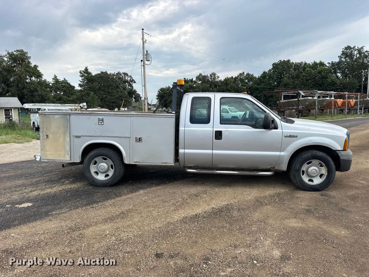 2005 Ford F350 Super Duty Ext. Cab Utility Bed Pickup Truck - photo 4