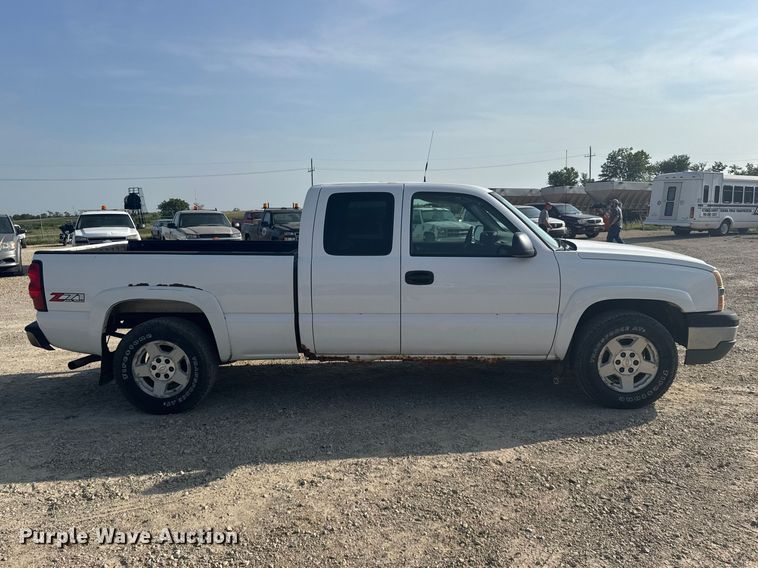 2005 Chevrolet Silverado 1500 Ext. Cab Pickup Truck - photo 4