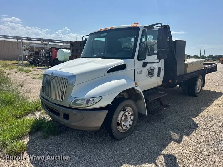2005 International 4300 Flatbed Truck