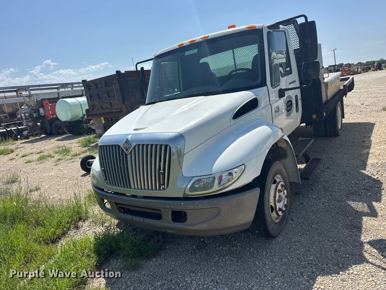 2005 International 4300 Flatbed Truck - photo 2