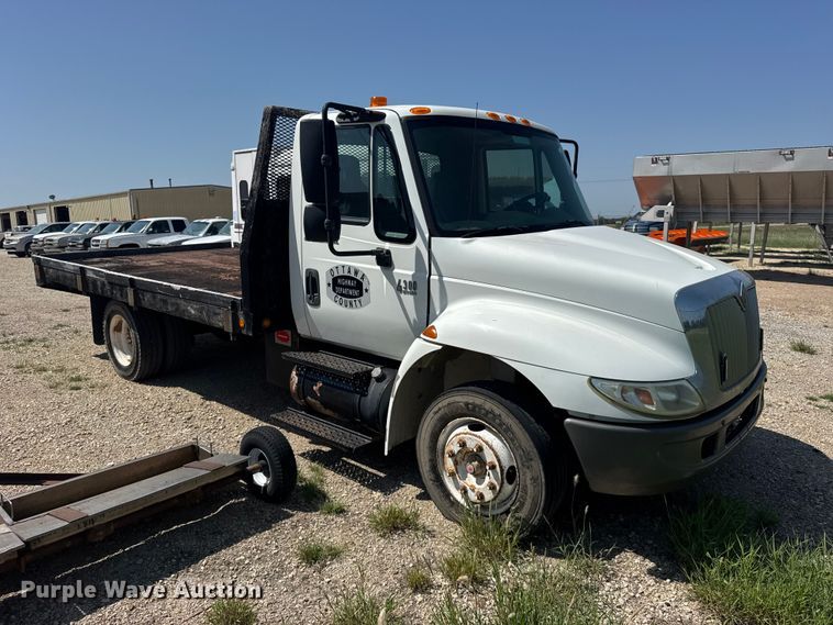 2005 International 4300 Flatbed Truck - photo 3