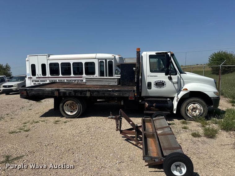 2005 International 4300 Flatbed Truck - photo 4