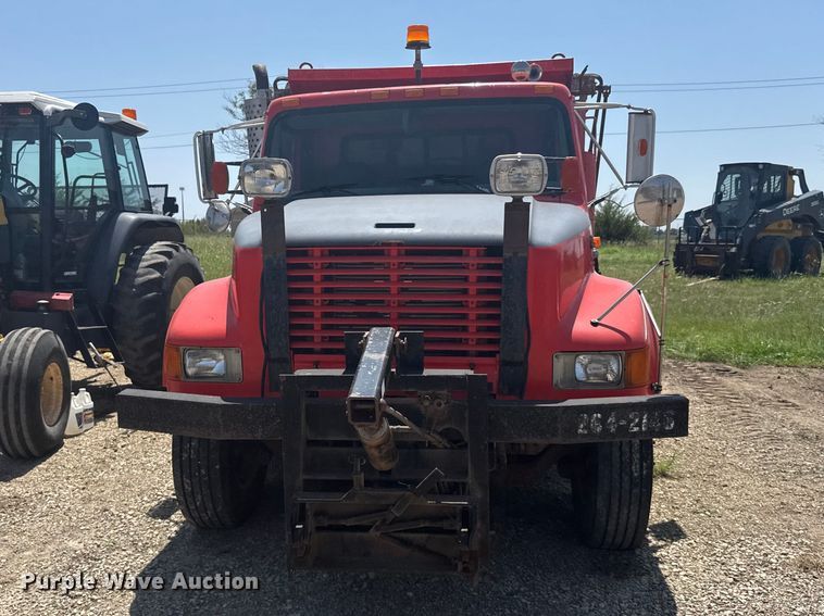 1997 International F4900 Dump Truck - photo 2