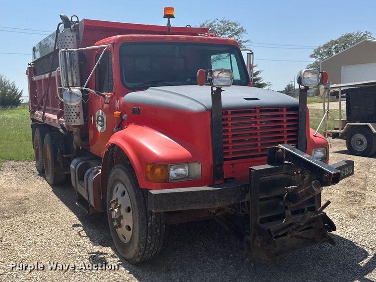 1997 International F4900 Dump Truck - photo 3
