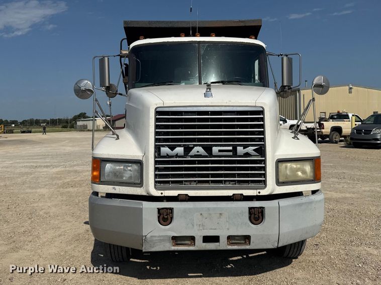 2000 Mack CH613 Dump Truck - photo 2