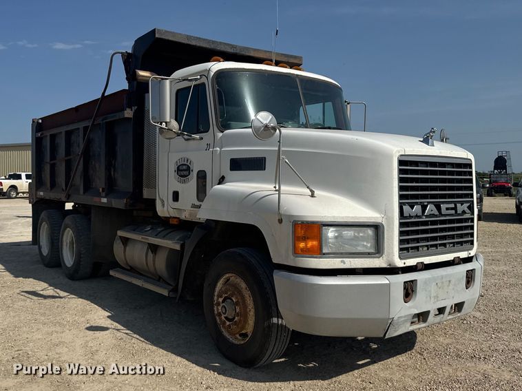 2000 Mack CH613 Dump Truck - photo 3