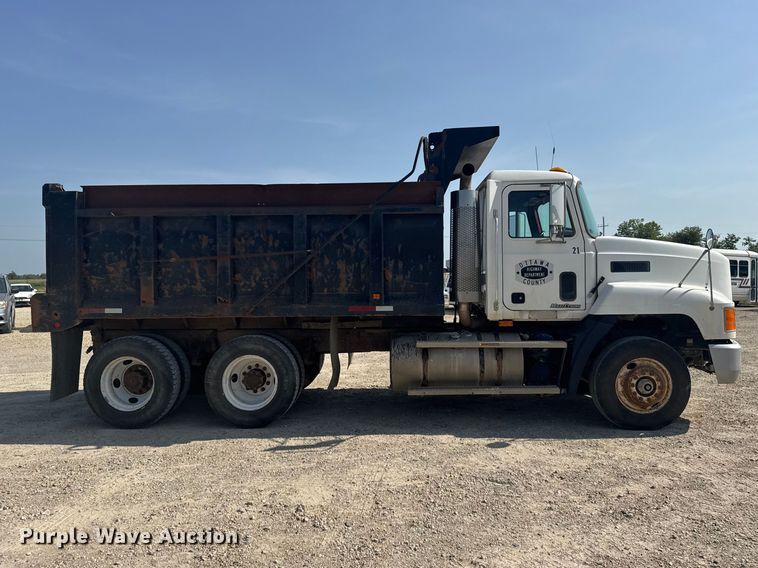 2000 Mack CH613 Dump Truck - photo 4